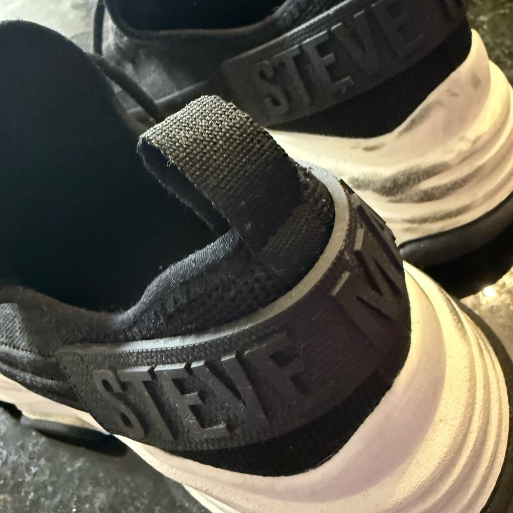 Steve Madden Mens Black and White Sneakers 9